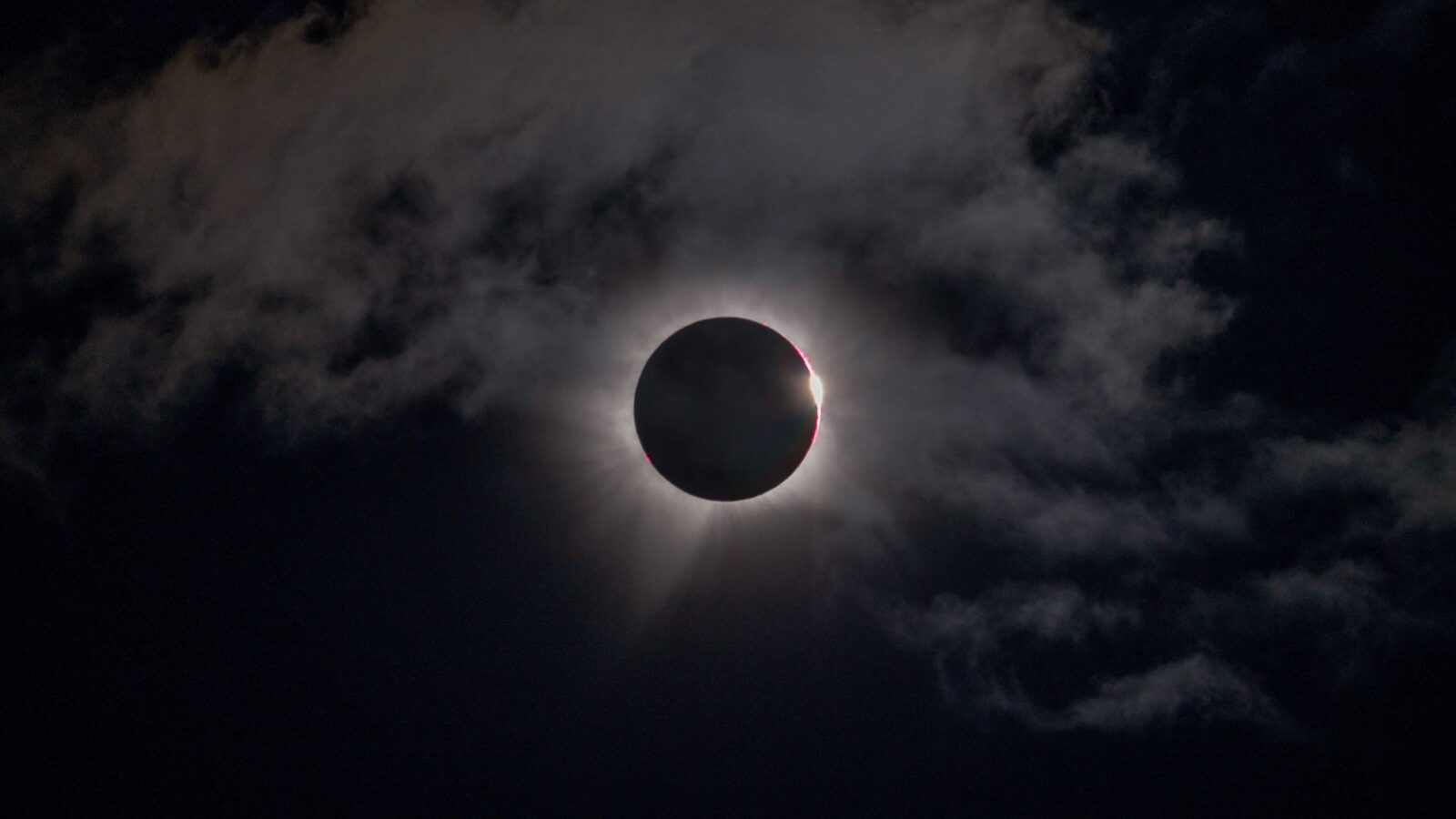 Astronomía: Un eclipse total convirtió el día en noche