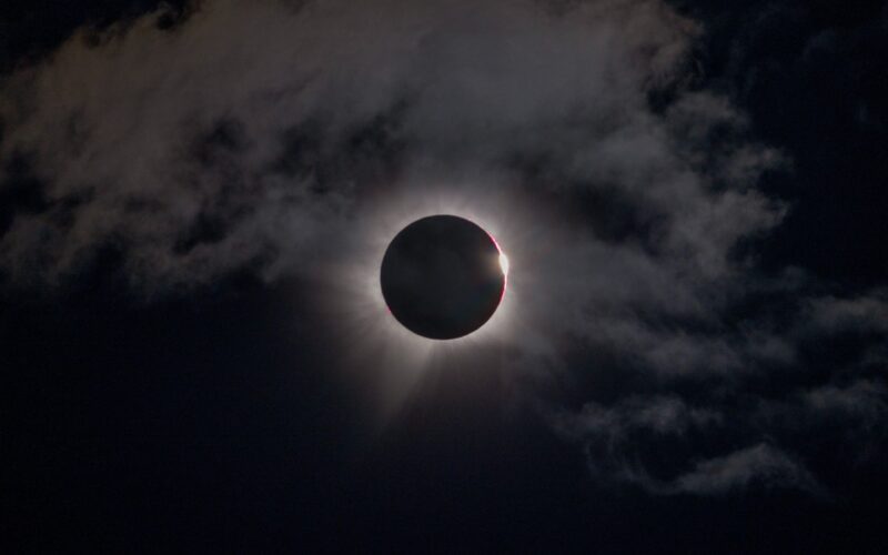 Astronomía: Un eclipse total convirtió el día en noche