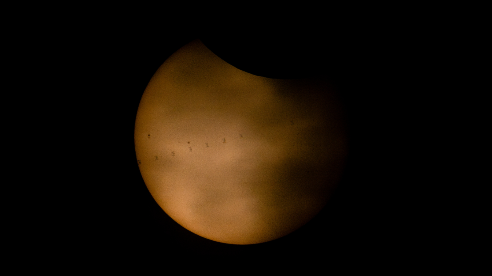 Espacio: La ISS cruza el Sol durante el eclipse