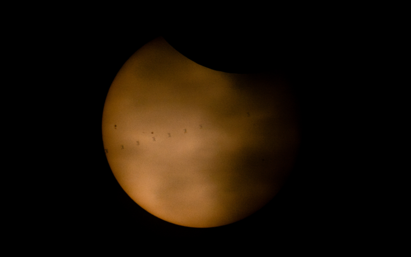 Espacio: La ISS cruza el Sol durante el eclipse