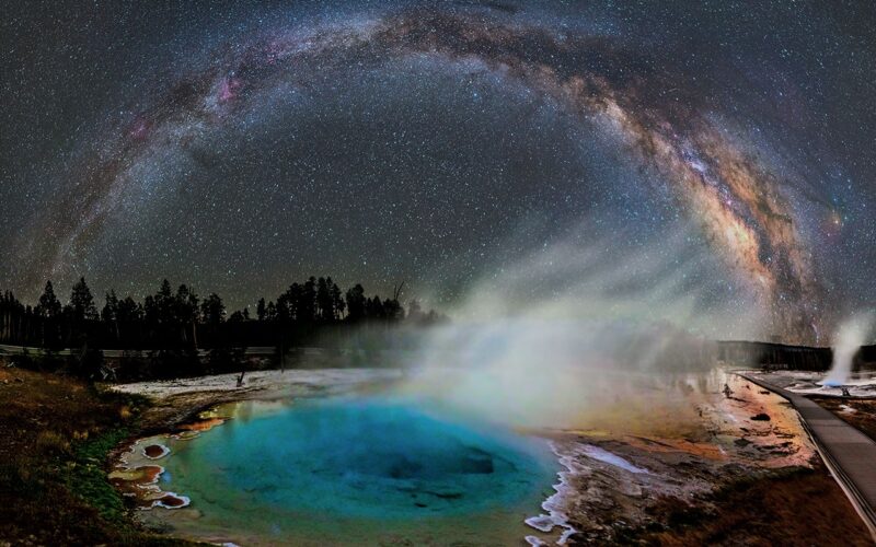 Espacio: La Vía Láctea sobre Yellowstone