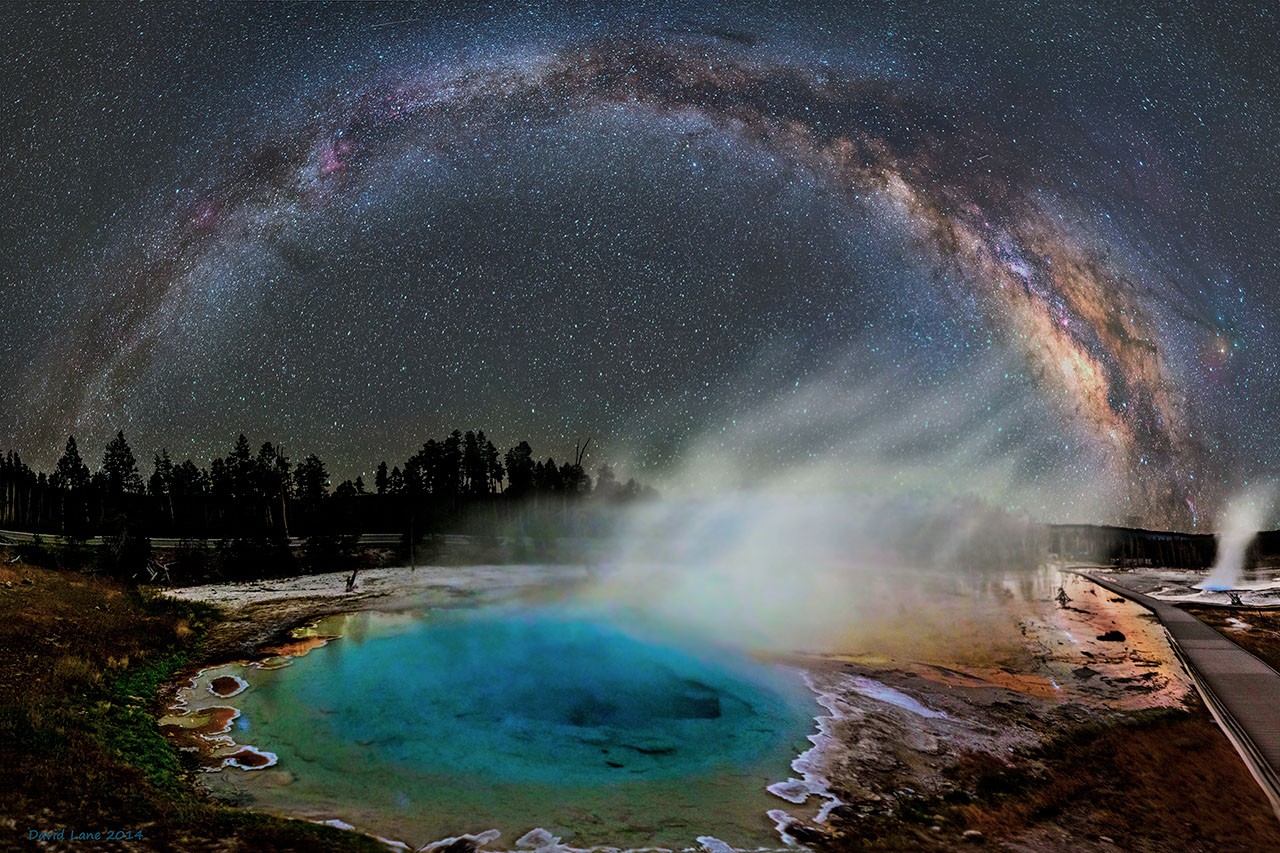 Espacio: La Vía Láctea sobre Yellowstone
