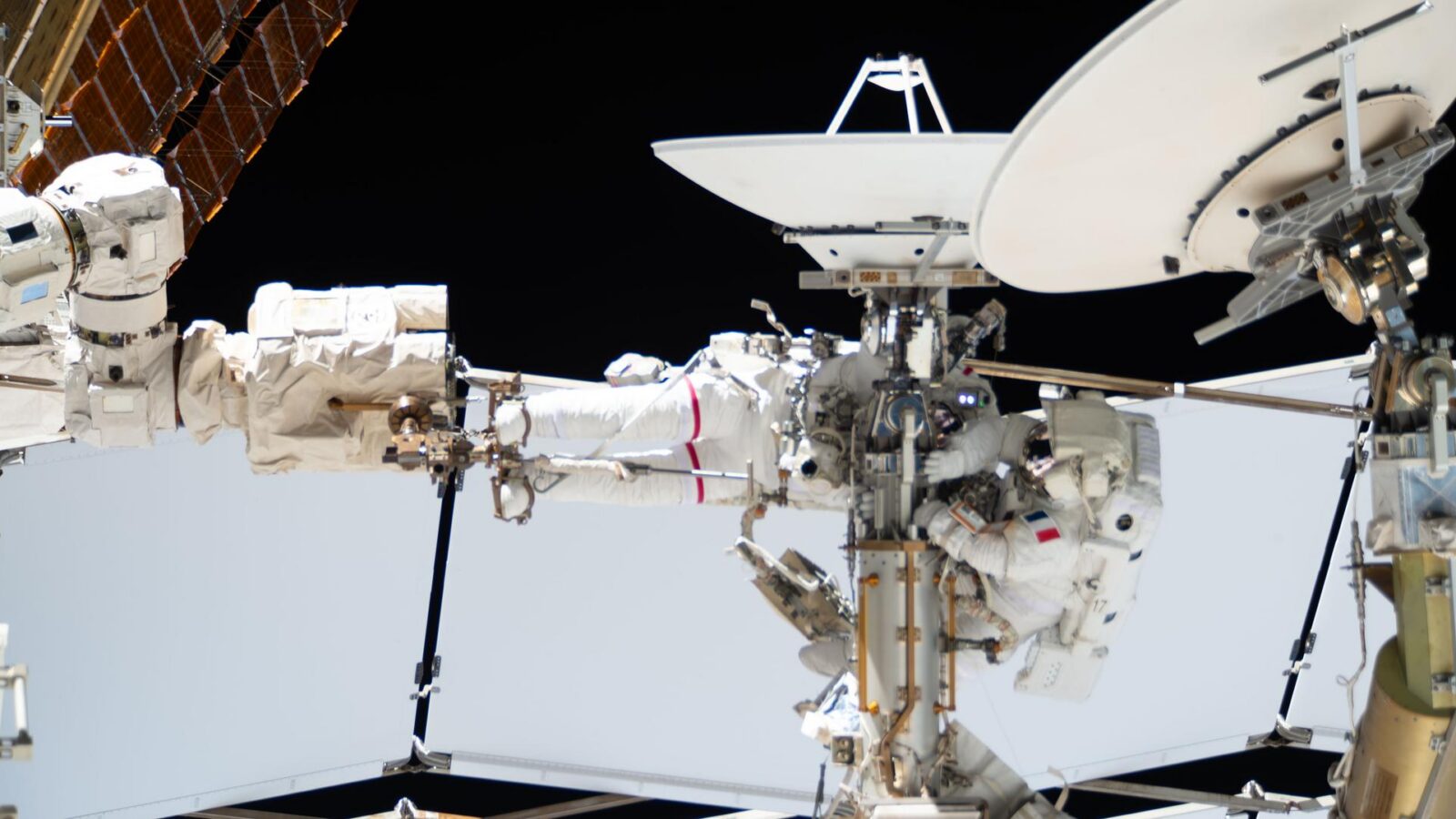 Espacio: La Expedición 75 retira una antena averiada