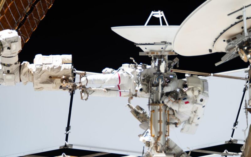 Espacio: La Expedición 75 retira una antena averiada