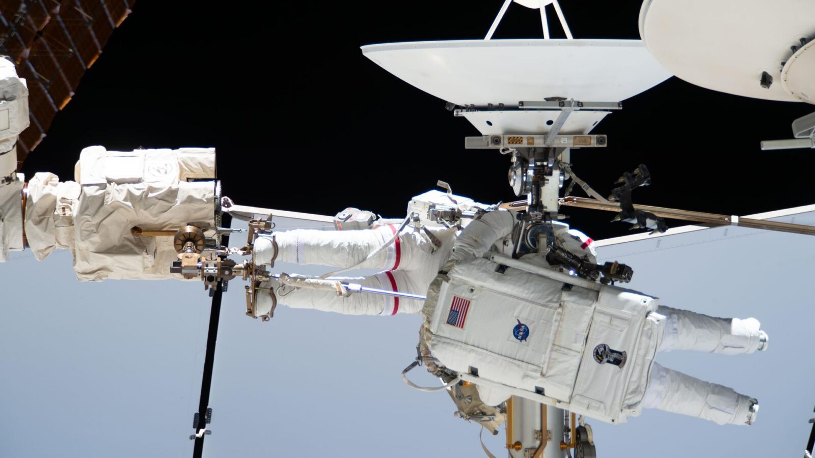 Espacio: Dragon lleva ciencia y una esclusa comercial a la EEI