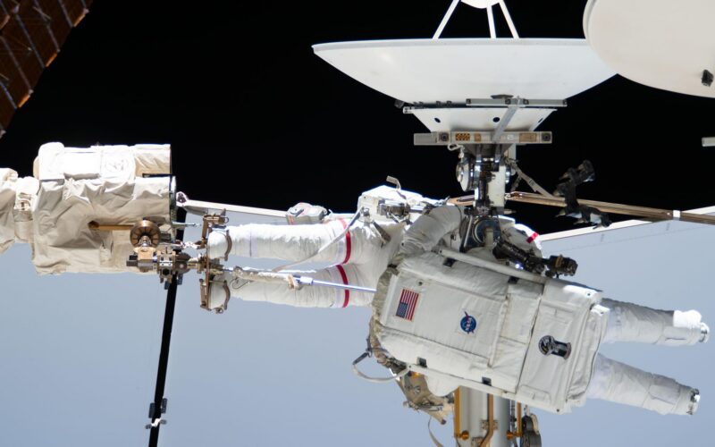 Espacio: Dragon lleva ciencia y una esclusa comercial a la EEI
