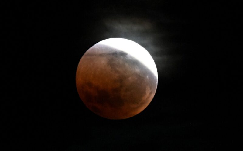 Espacio: Eclipse lunar parcial cubrirá el 96 % de la Luna