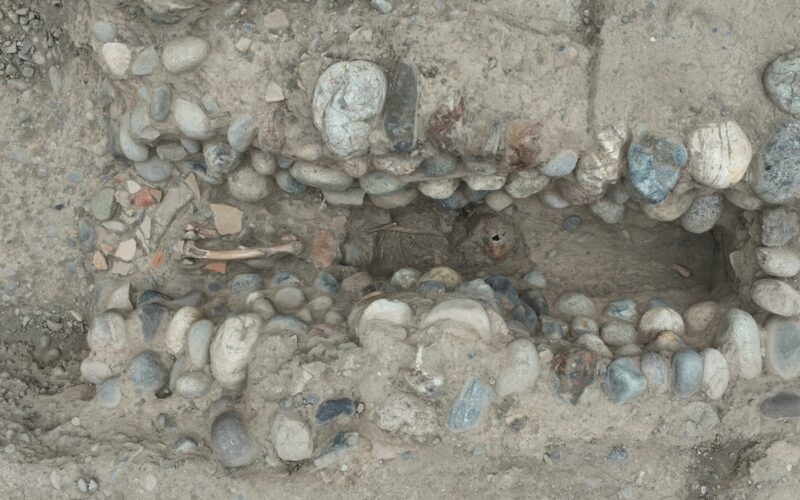 Arqueología: Un entierro en un canal ritual de Lima