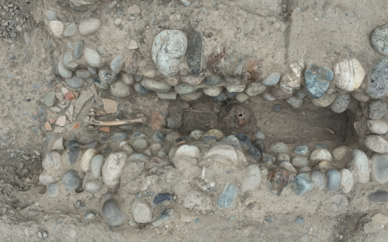 Arqueología: Un entierro en un canal ritual de Lima