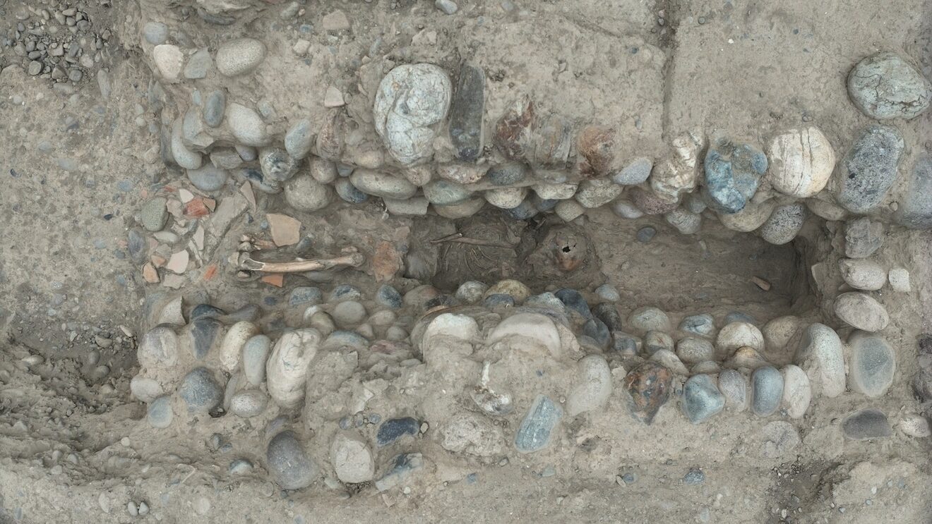 Arqueología: Un entierro en un canal ritual de Lima