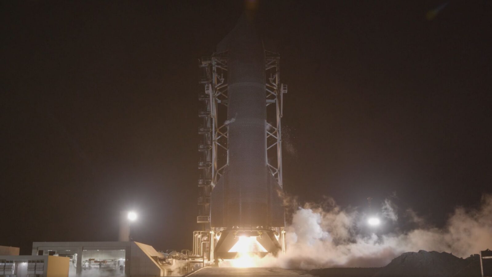 Espacio: Starship prueba sus seis motores antes de Flight 14