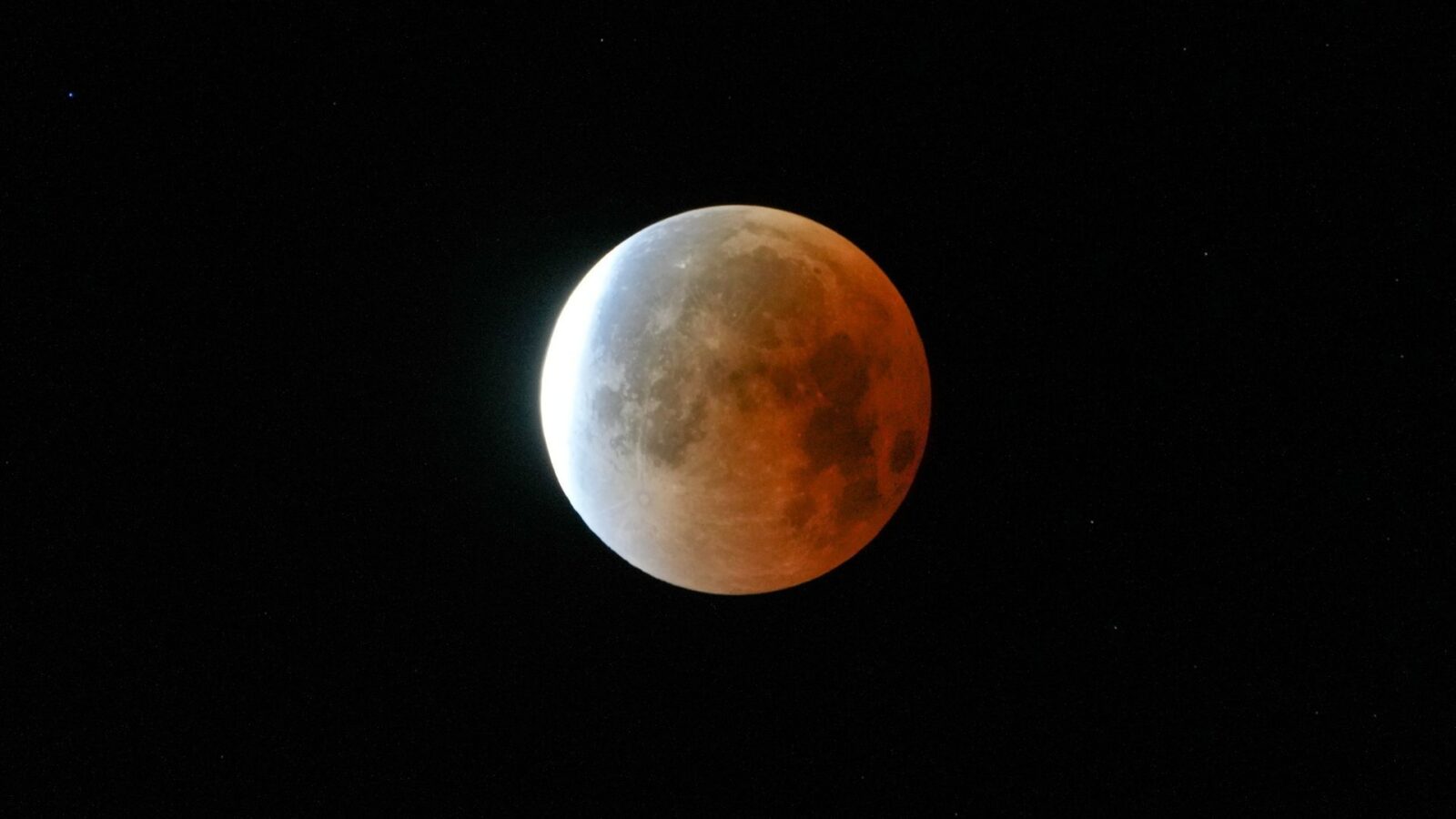 Espacio: Cinco fases del eclipse lunar parcial