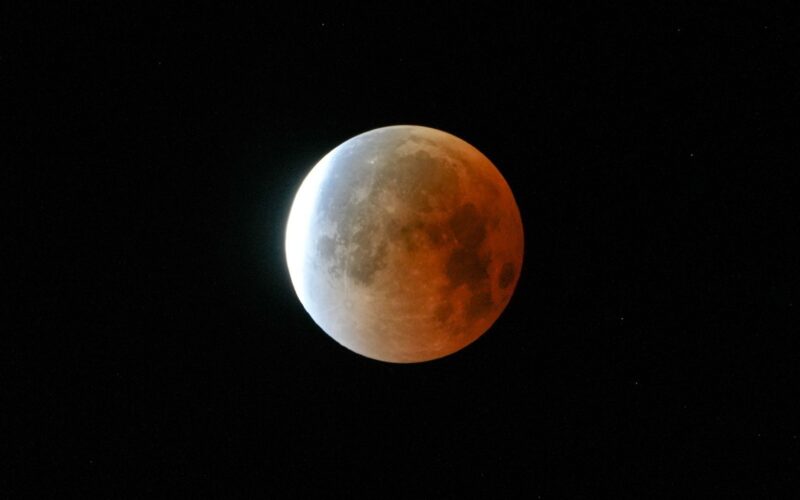 Espacio: Cinco fases del eclipse lunar parcial