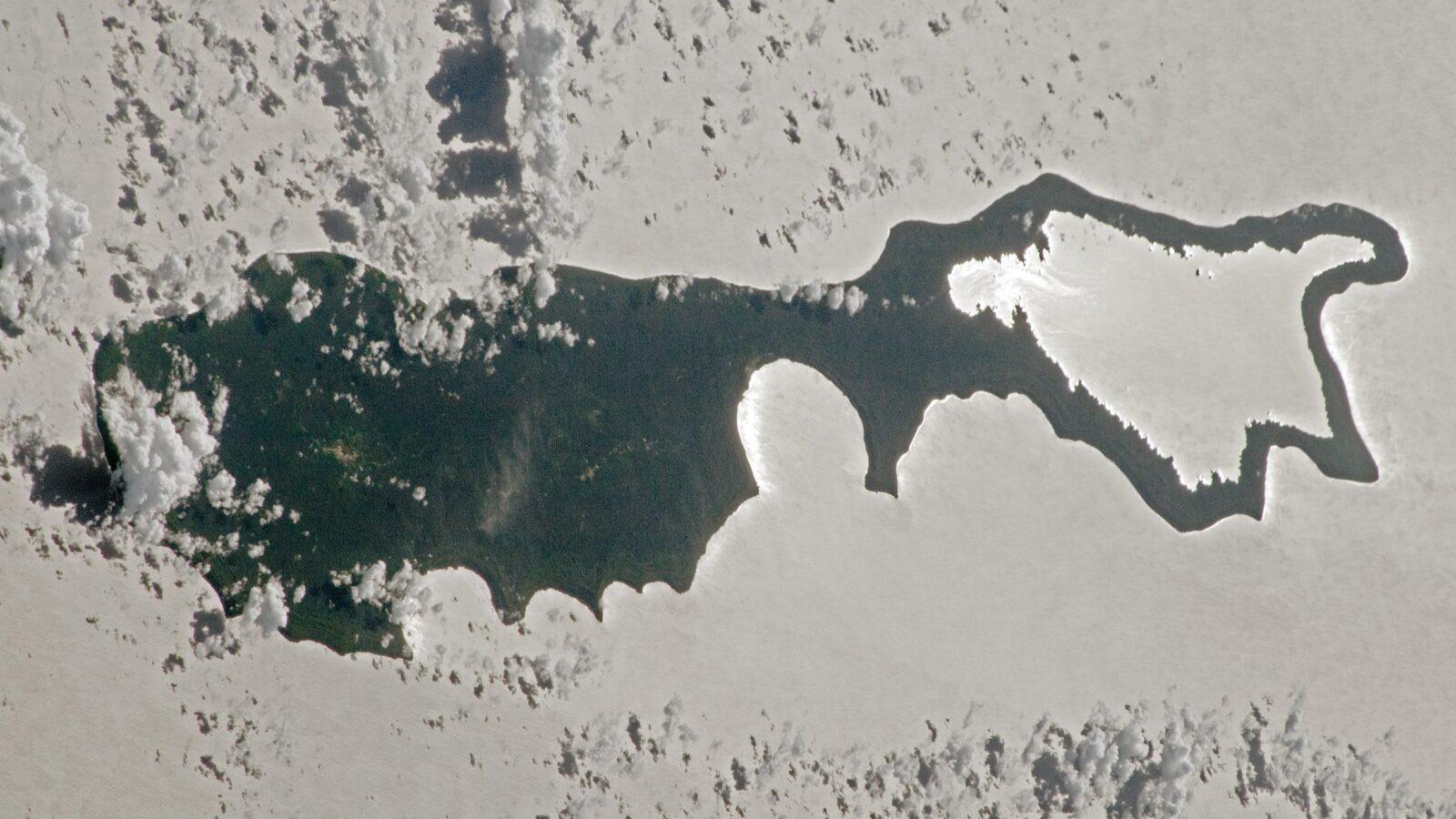 Tierra desde el espacio: Rennell brilla como una lente plateada