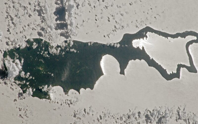 Tierra desde el espacio: Rennell brilla como una lente plateada