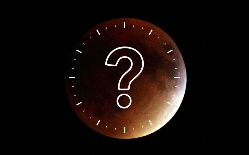 Cielo: Una Luna casi cubierta por la sombra terrestre