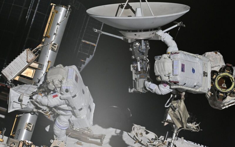 Espacio: Retiran una antena averiada de la ISS