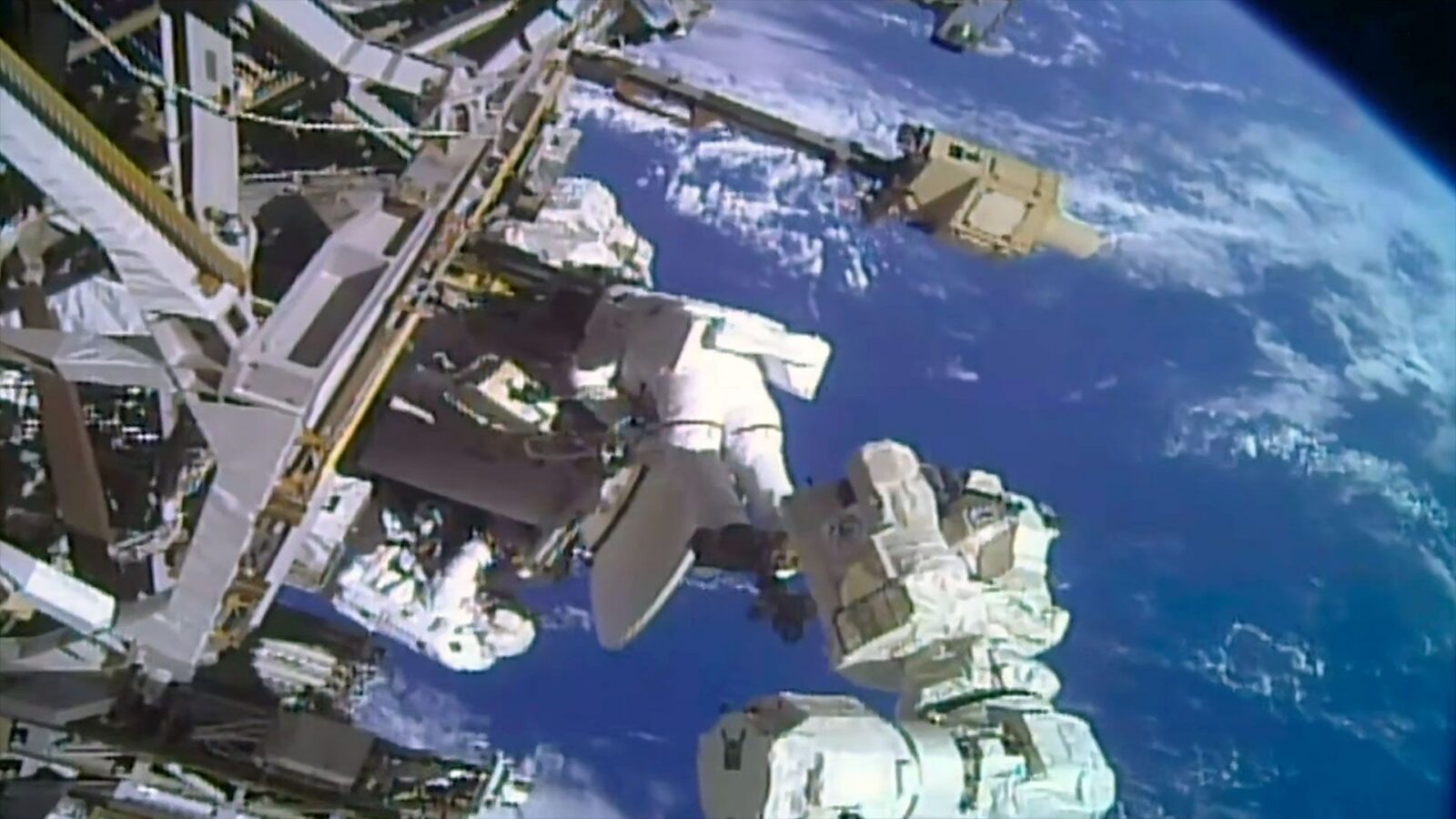 Espacio: Reparan una antena clave de la ISS