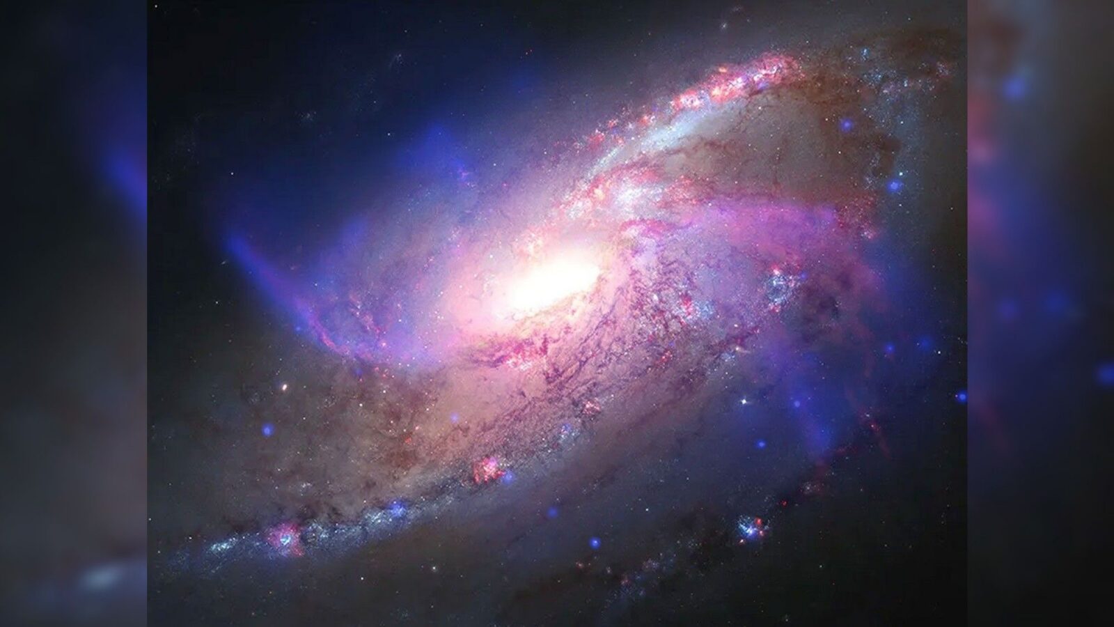 Espacio: Una galaxia con cuatro brazos visibles