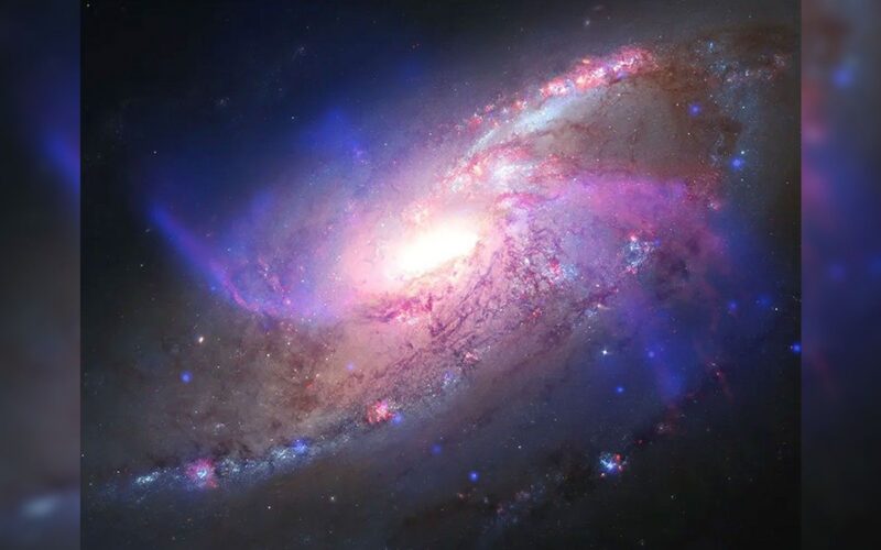 Espacio: Una galaxia con cuatro brazos visibles