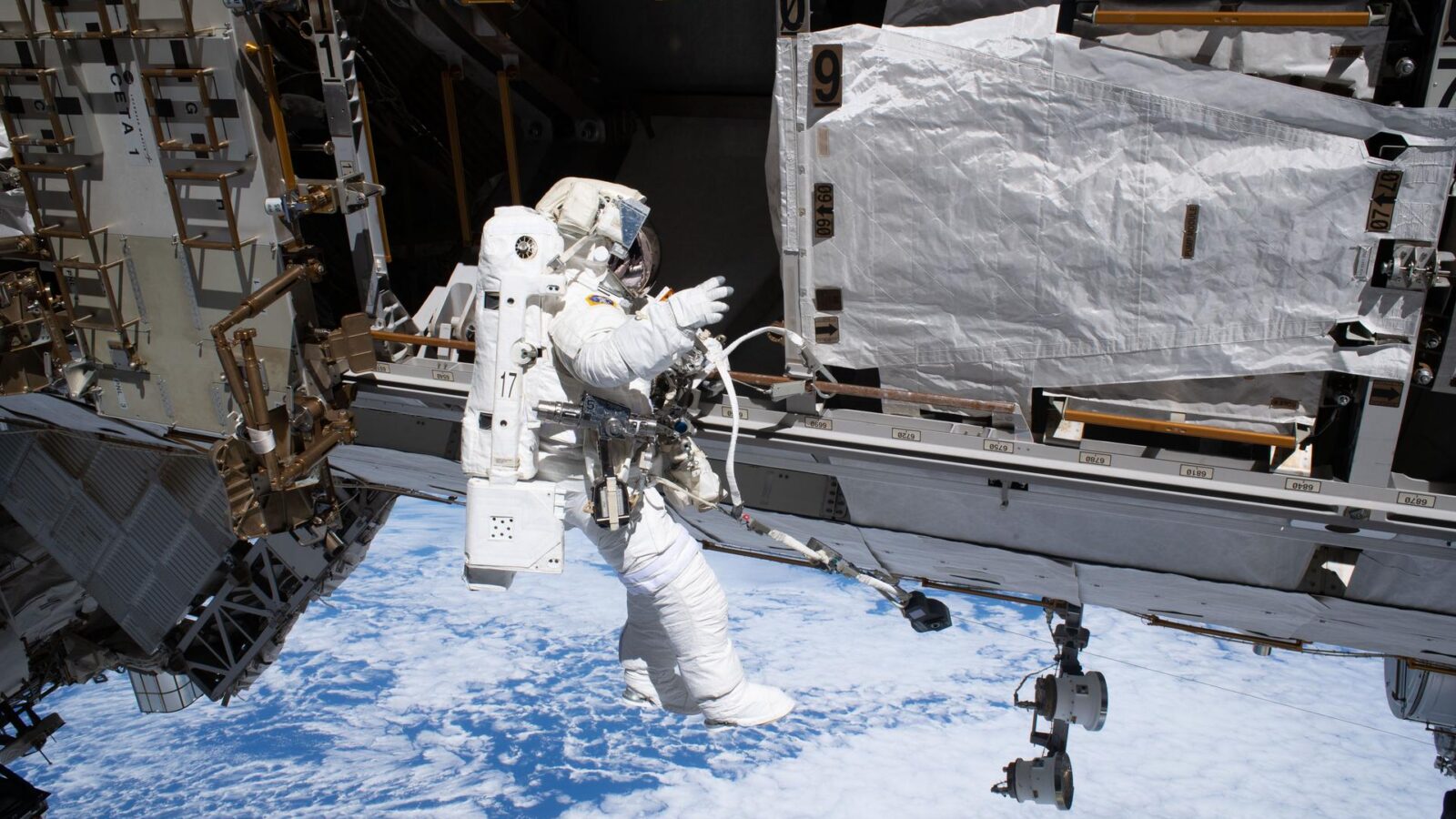 Espacio: La ISS prepara caminata y eleva su órbita