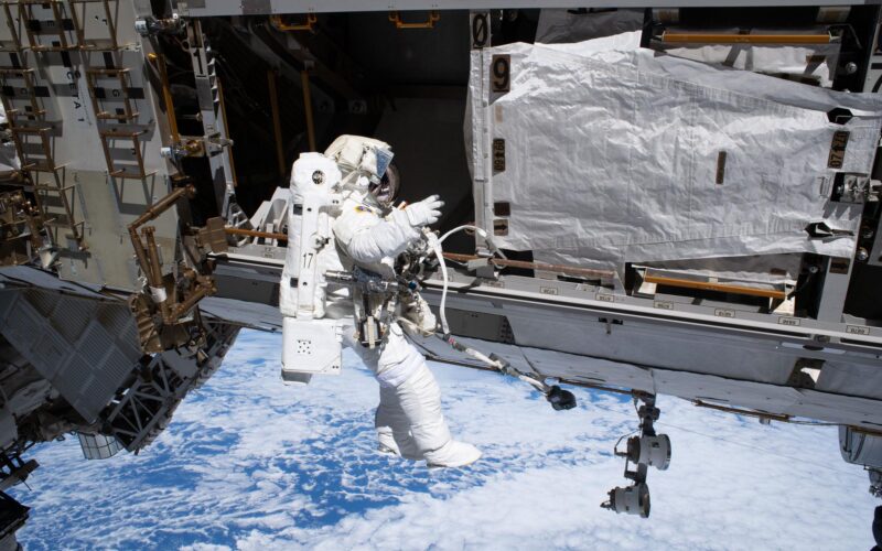 Espacio: La ISS prepara caminata y eleva su órbita