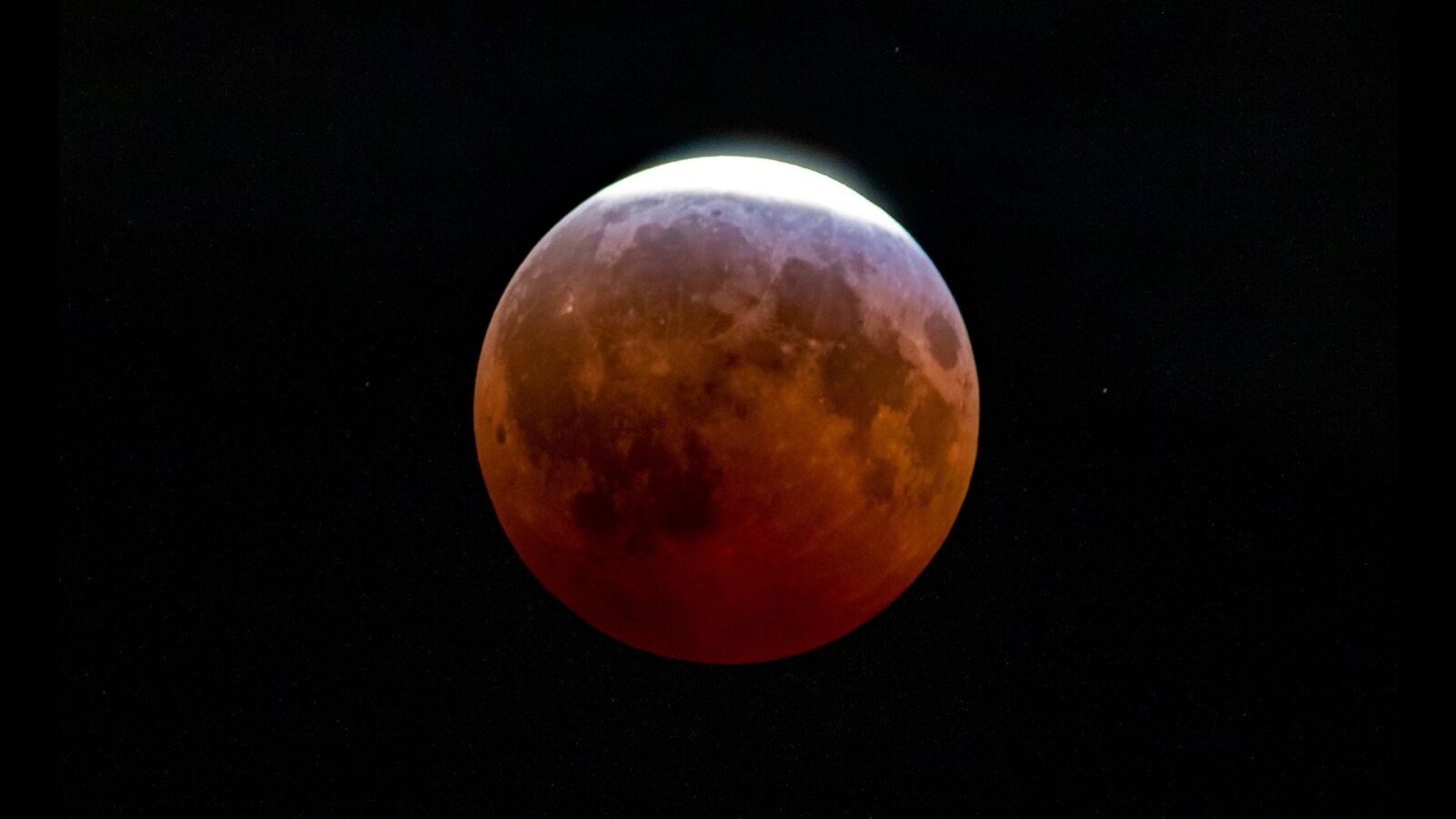 Espacio: La Luna quedó casi roja