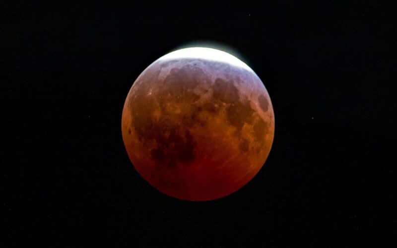 Espacio: La Luna quedó casi roja