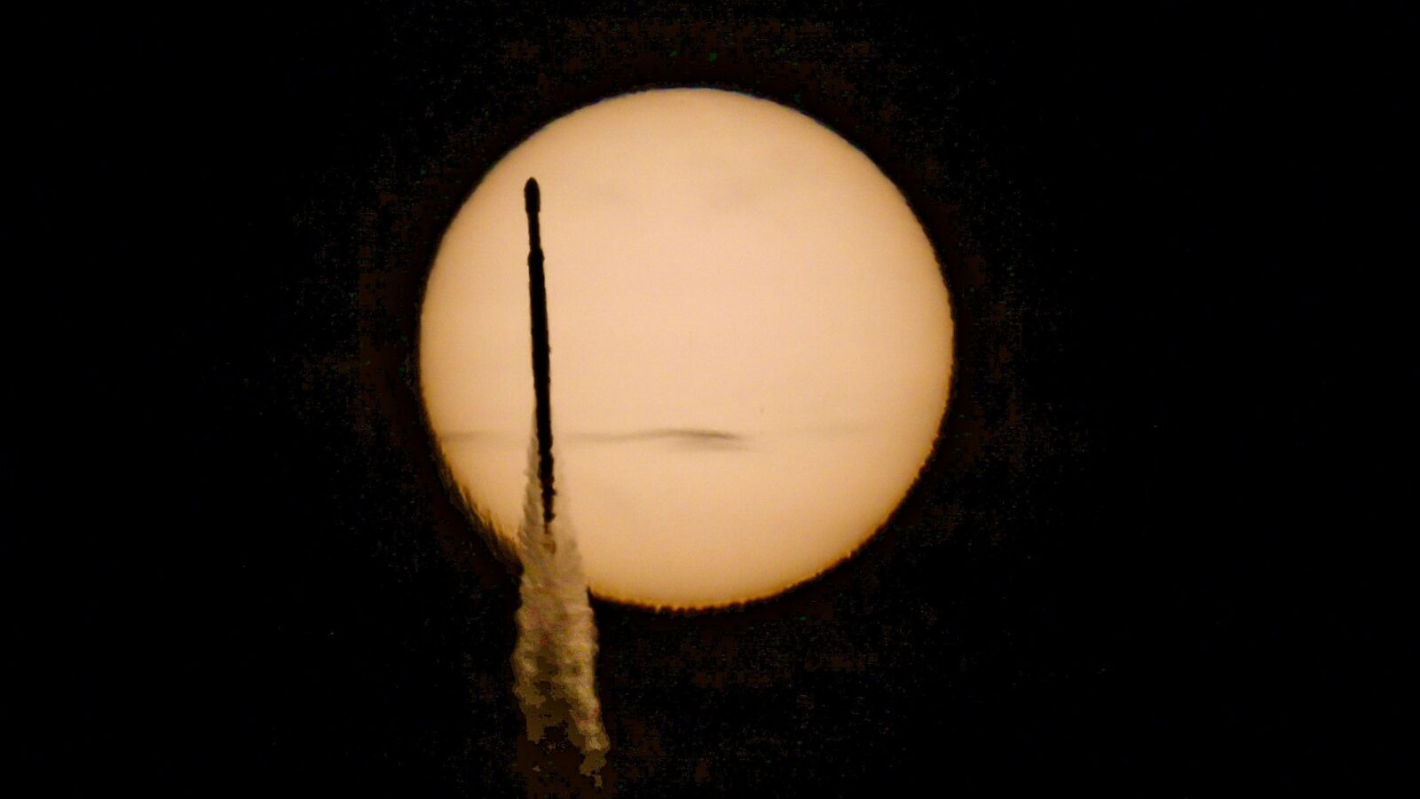 Espacio: Falcon Heavy cruza el Sol rumbo con Roman