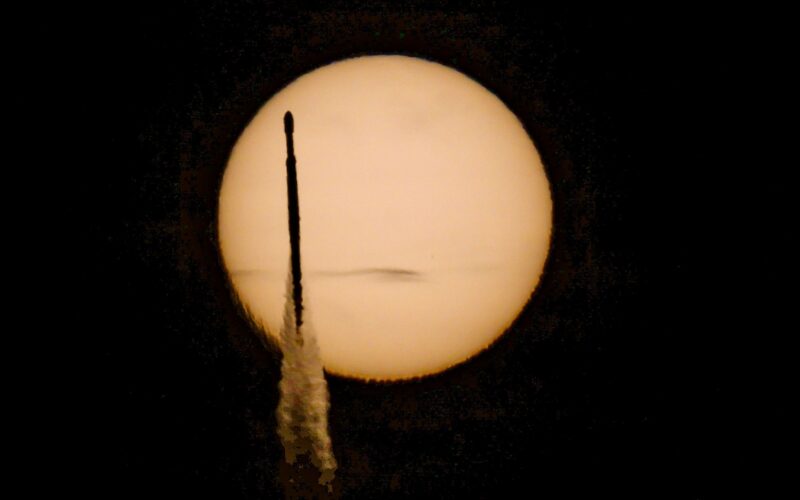 Espacio: Falcon Heavy cruza el Sol rumbo con Roman