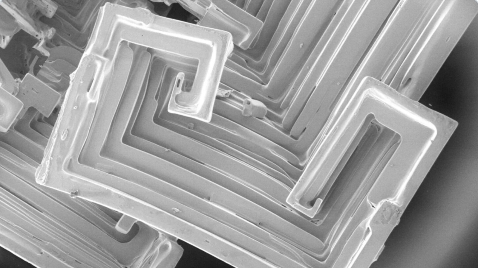 Química: Cristales que se enrollan en el espacio