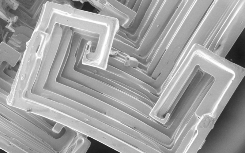 Química: Cristales que se enrollan en el espacio