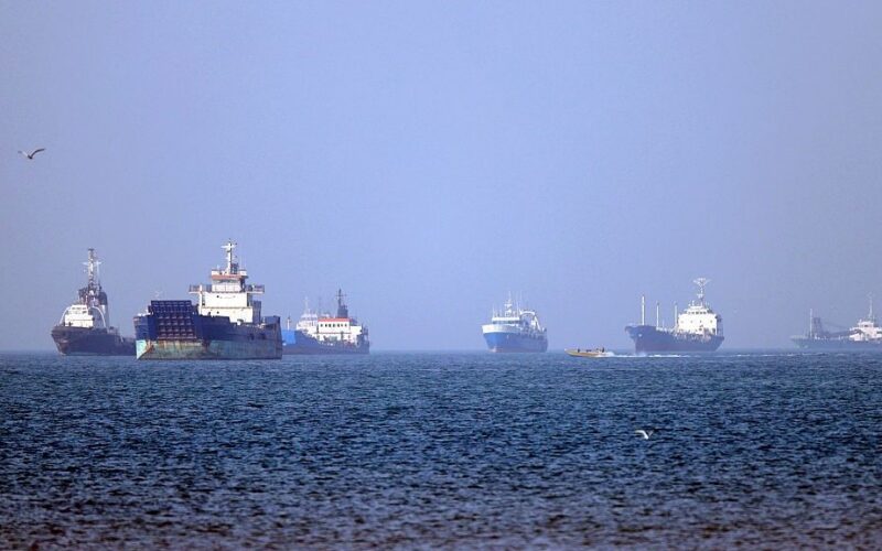 Ecología: 1 500 barcos parados amenazan los mares