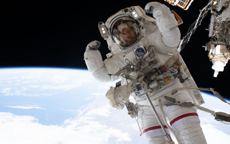 Espacio: Una pose muscular durante una caminata espacial