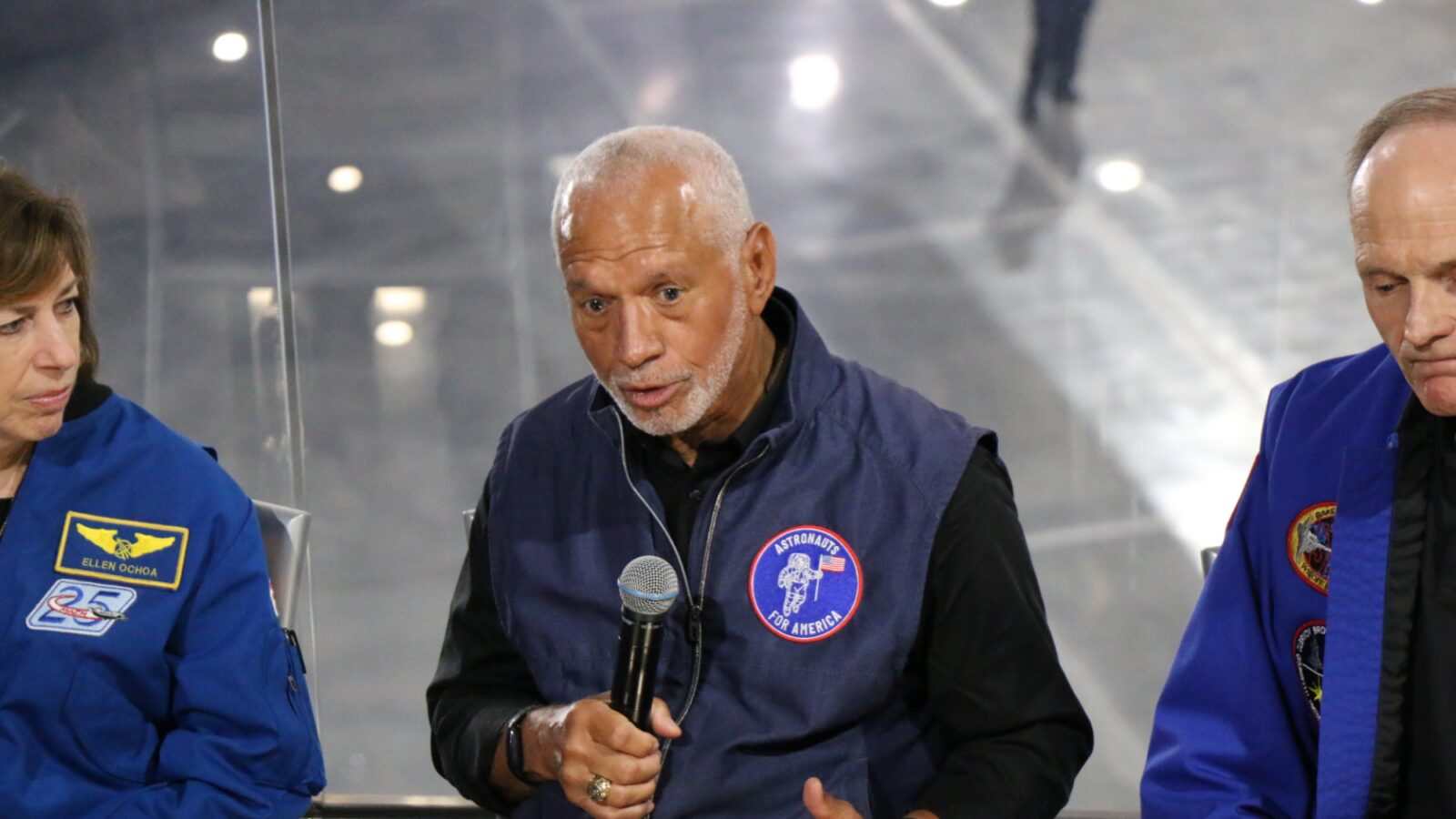 Espacio: Astronautas retirados llaman a votar
