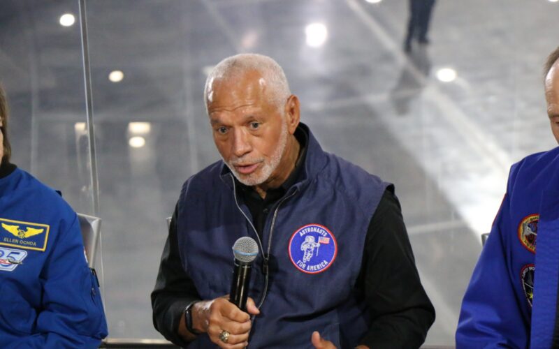 Espacio: Astronautas retirados llaman a votar
