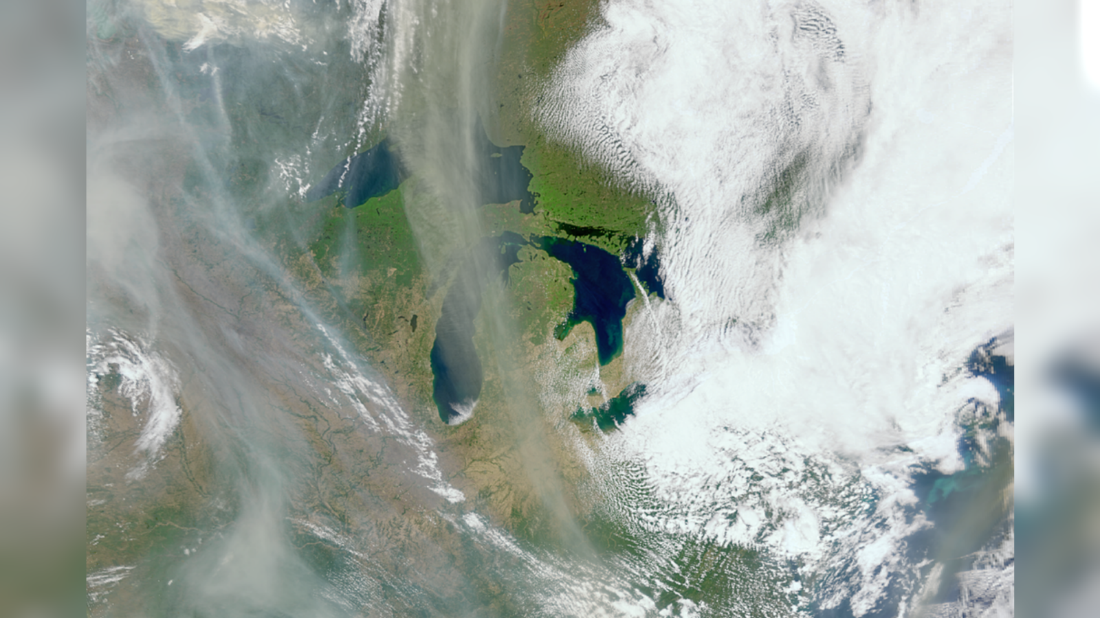 Espacio: Un satélite oceánico capta humo de incendios