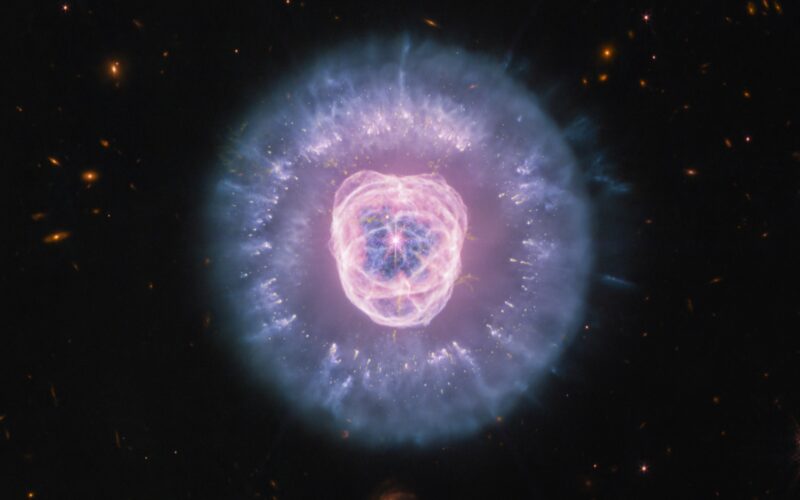 Espacio: La melena violeta de la Nebulosa del León