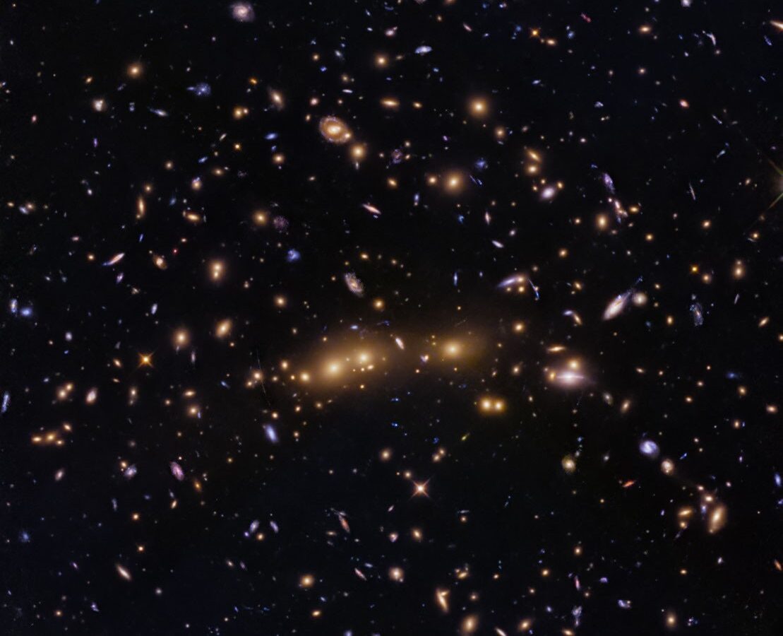 Astronomía: Hubble observa cúmulos de galaxias fusionándose