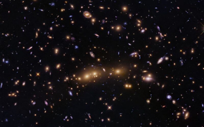 Astronomía: Hubble observa cúmulos de galaxias fusionándose