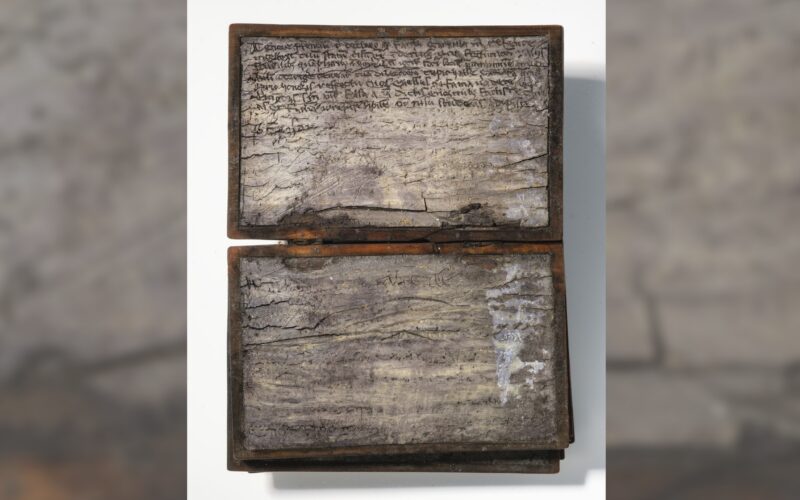 🏺 Arqueología: un cuaderno medieval salió de una letrina
