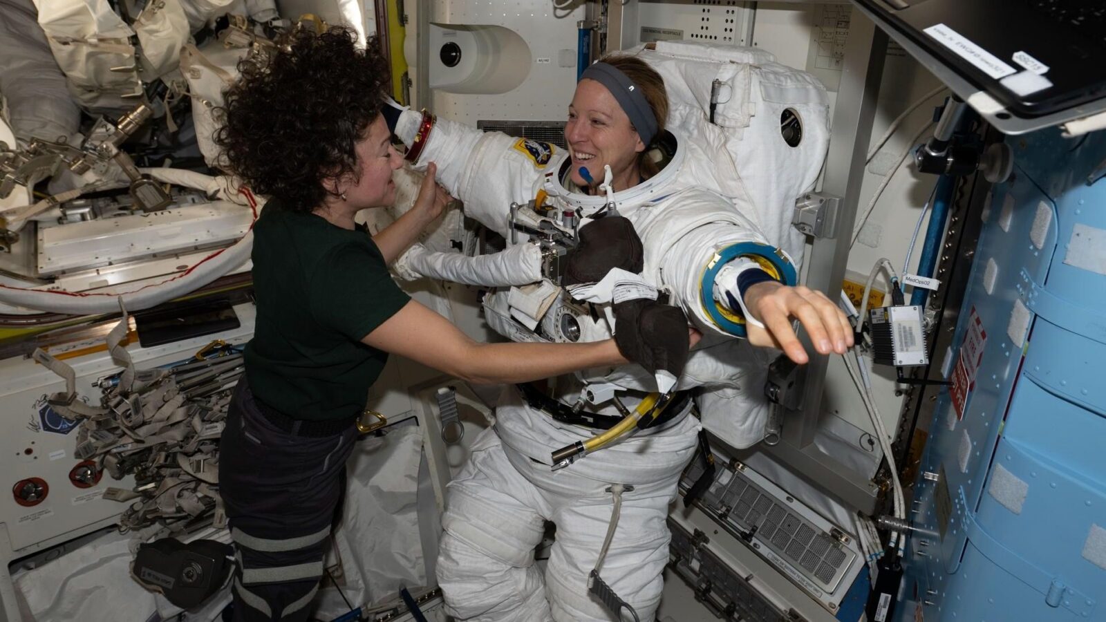 Espacio: Dos astronautas salen de la ISS