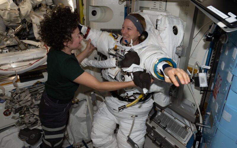 Espacio: Dos astronautas salen de la ISS