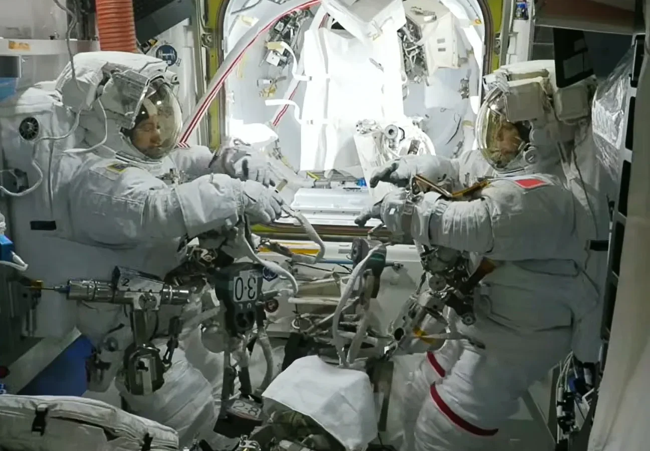 Espacio: Dos astronautas preparan una caminata espacial
