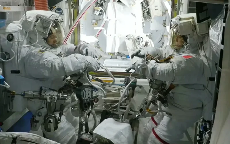 Espacio: Dos astronautas preparan una caminata espacial
