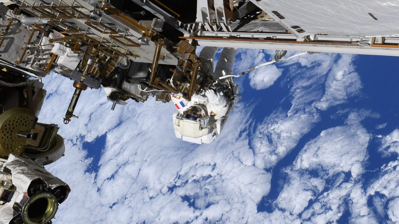 Espacio: Reparan una antena de la ISS en órbita