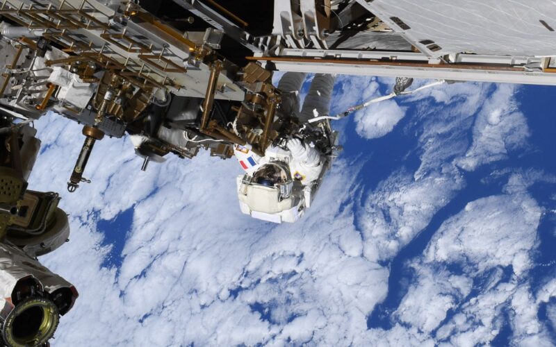 Espacio: Reparan una antena de la ISS en órbita