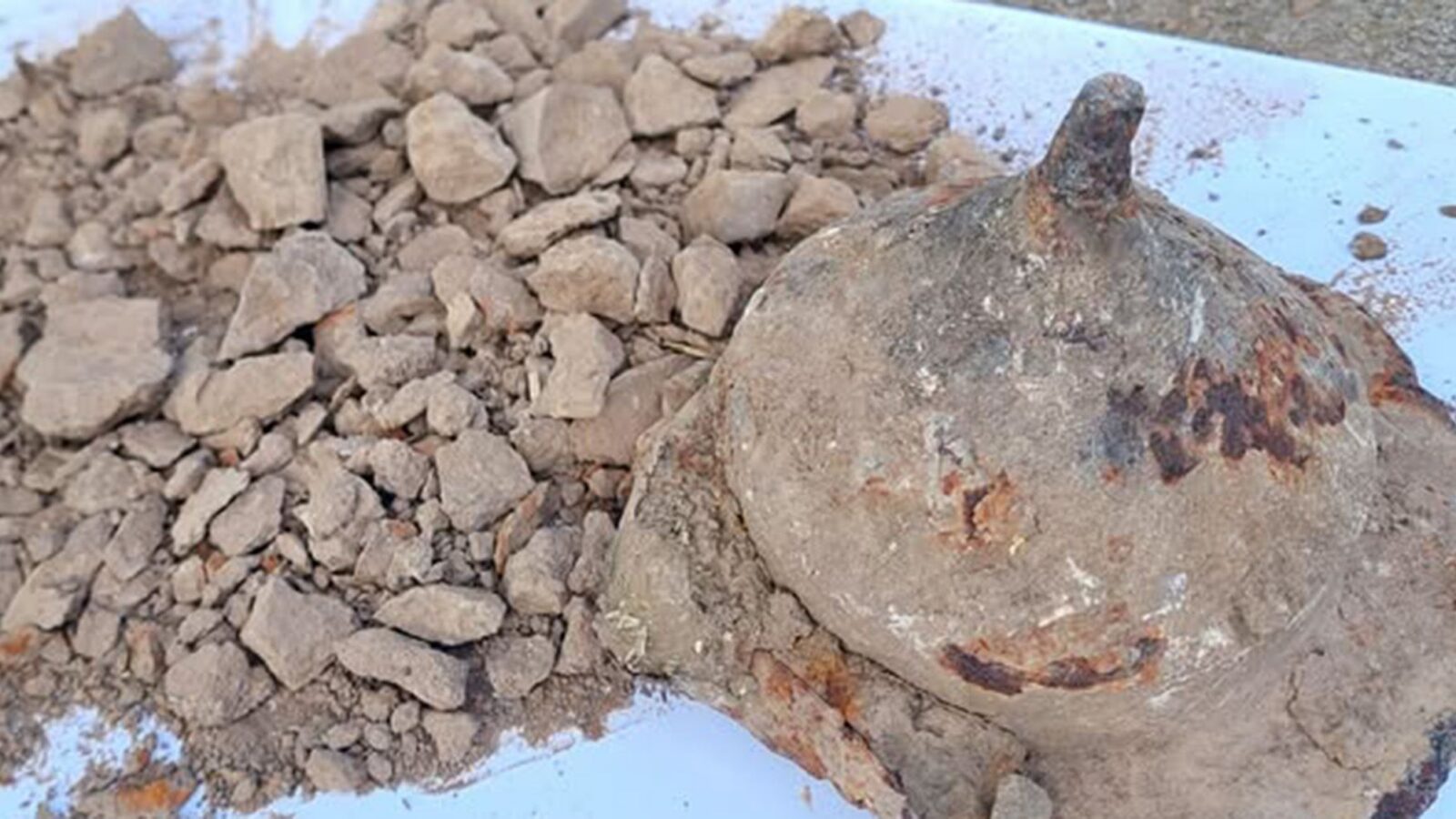 Arqueología: Un escudo ocultaba huesos cremados