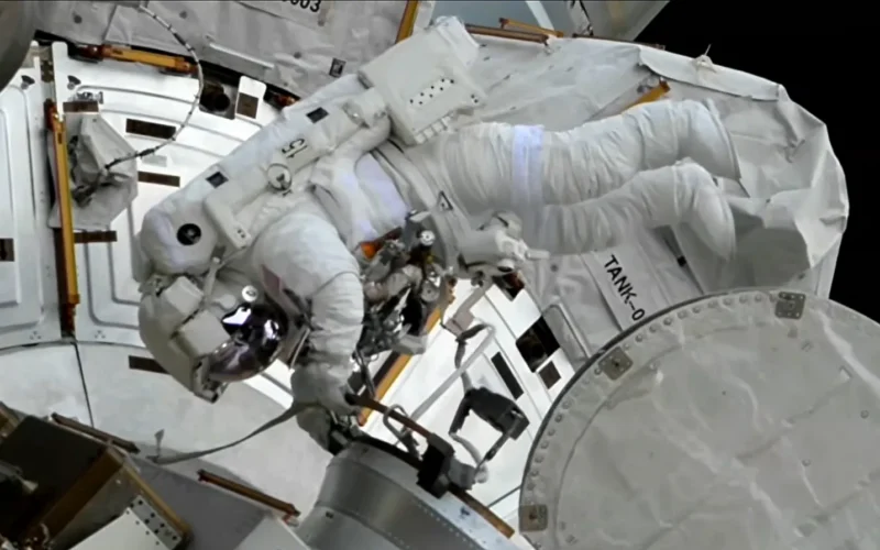 Espacio: Una caminata espacial para navegación y ciencia