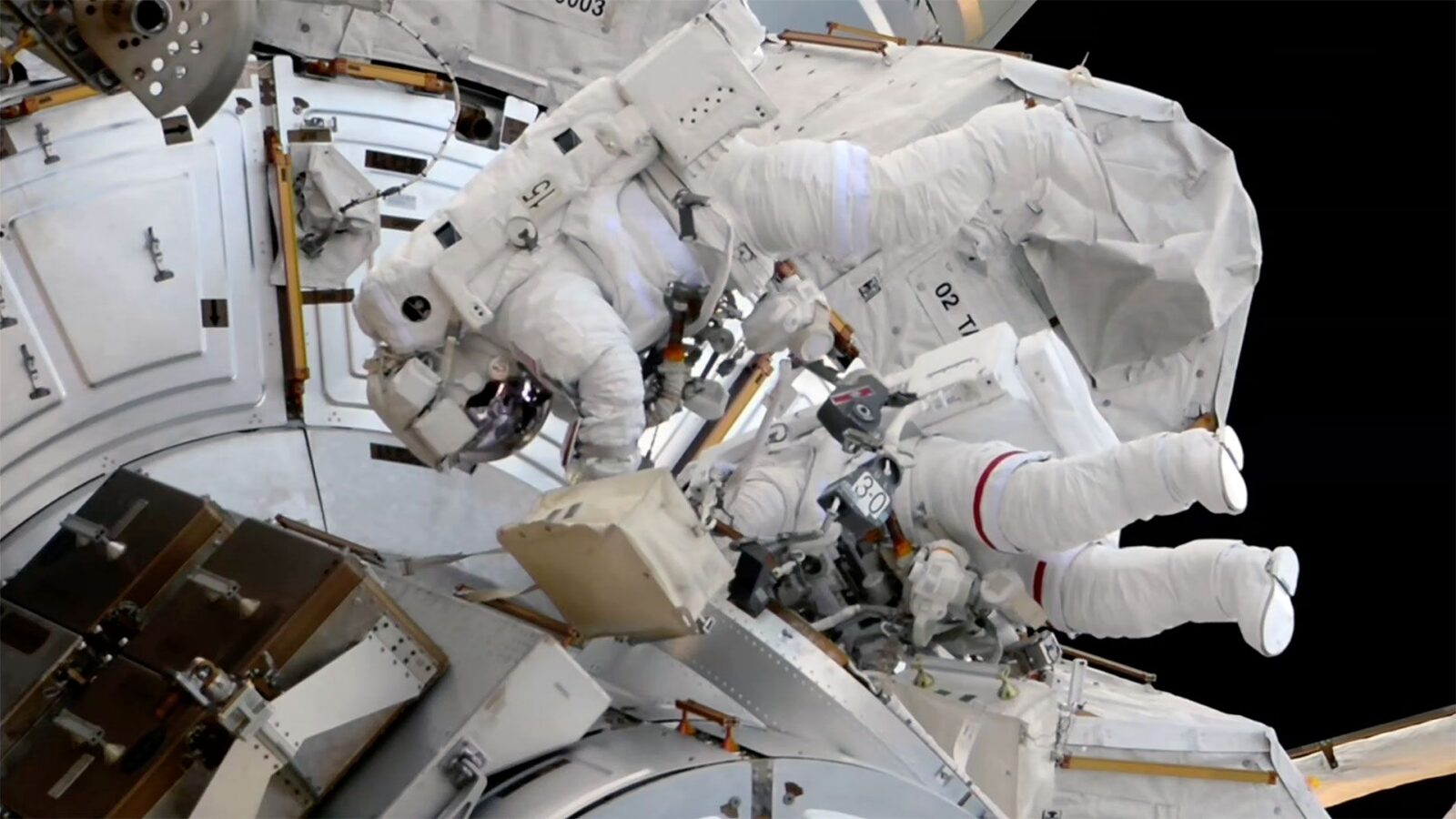 Espacio: Cambian una cámara y una ayuda de acoplamiento en la ISS